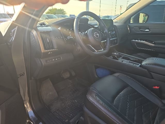 Used 2024 Nissan Pathfinder Platinum FWD image 5