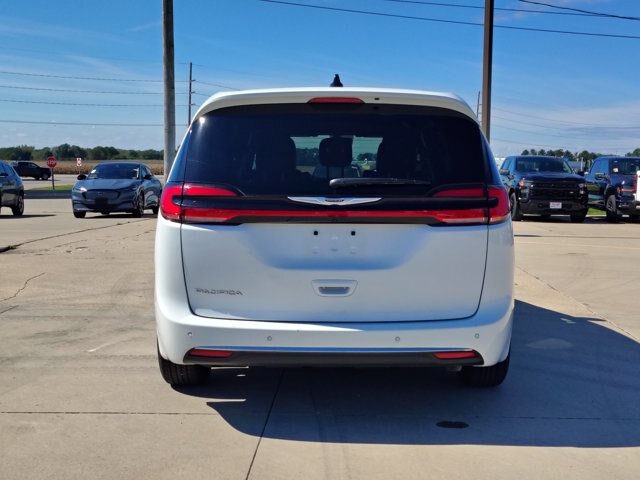 Used 2025 Chrysler Pacifica Select FWD image 6