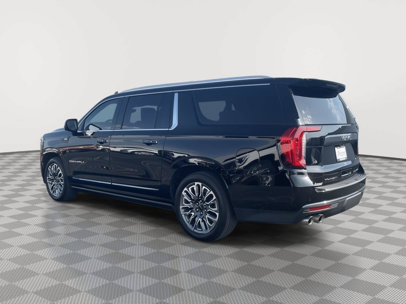 Used 2023 GMC Yukon XL Denali Ultimate AWD/4WD image 4