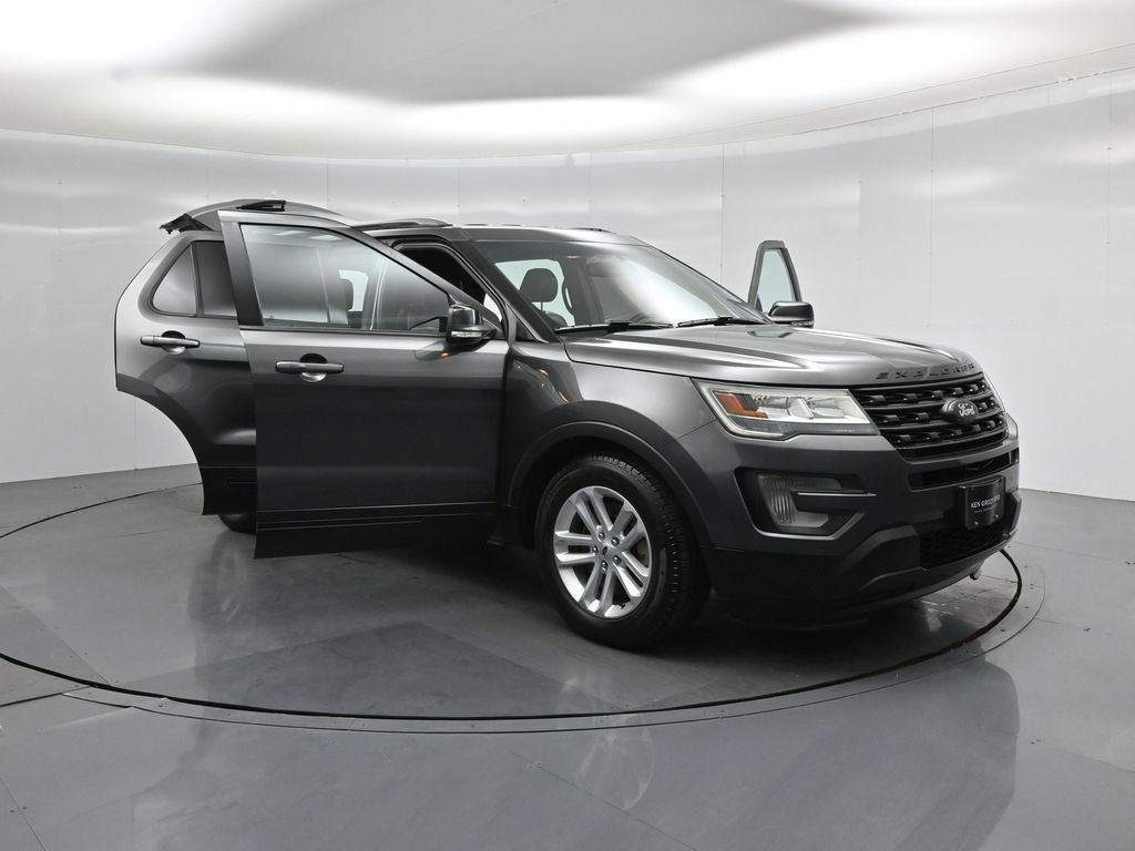 Certified 2017 Ford Explorer XLT w/ Equipment Group 202A FWD image 33