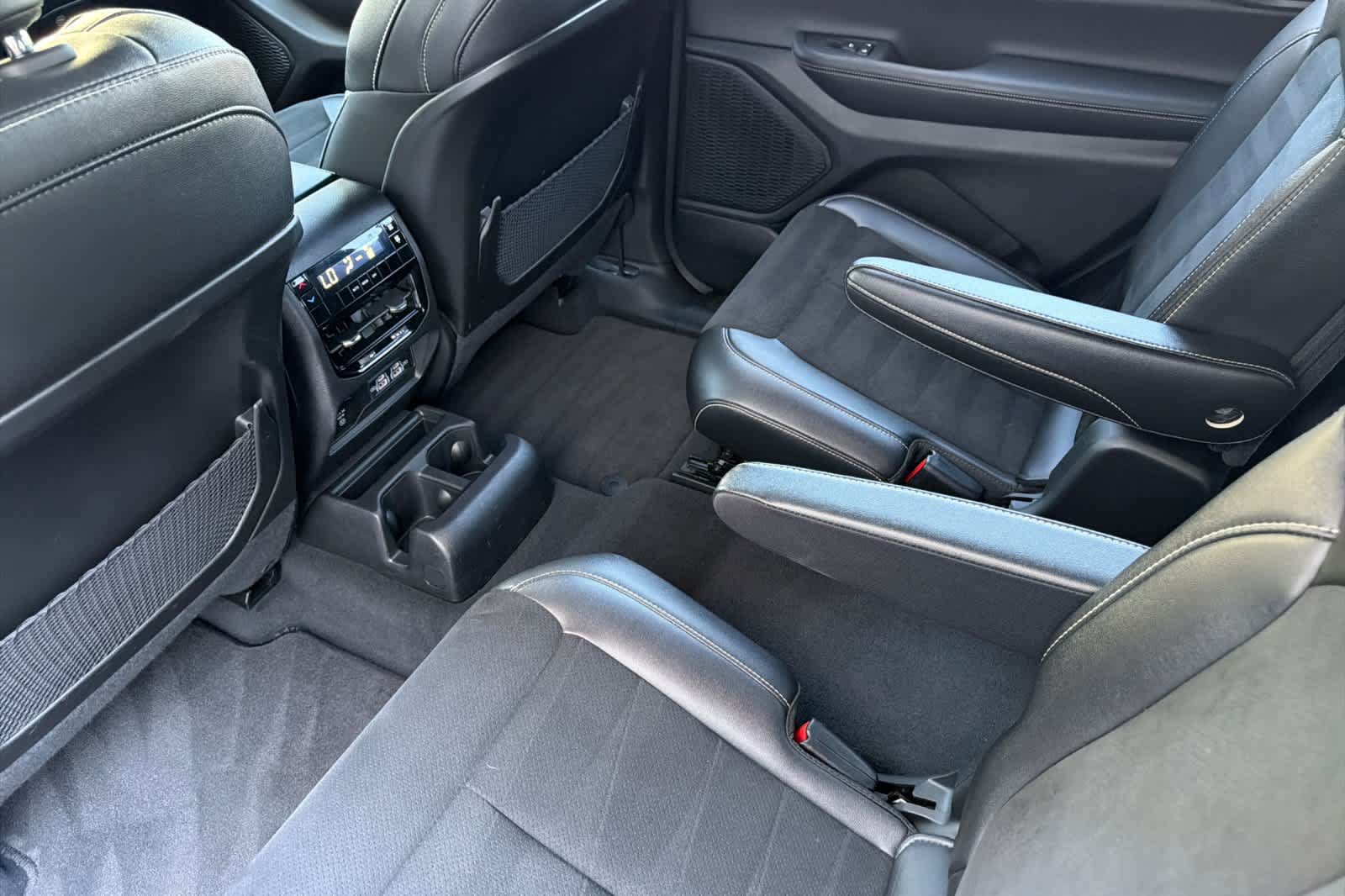 Used 2024 Jeep Grand Cherokee L Altitude AWD/4WD image 4