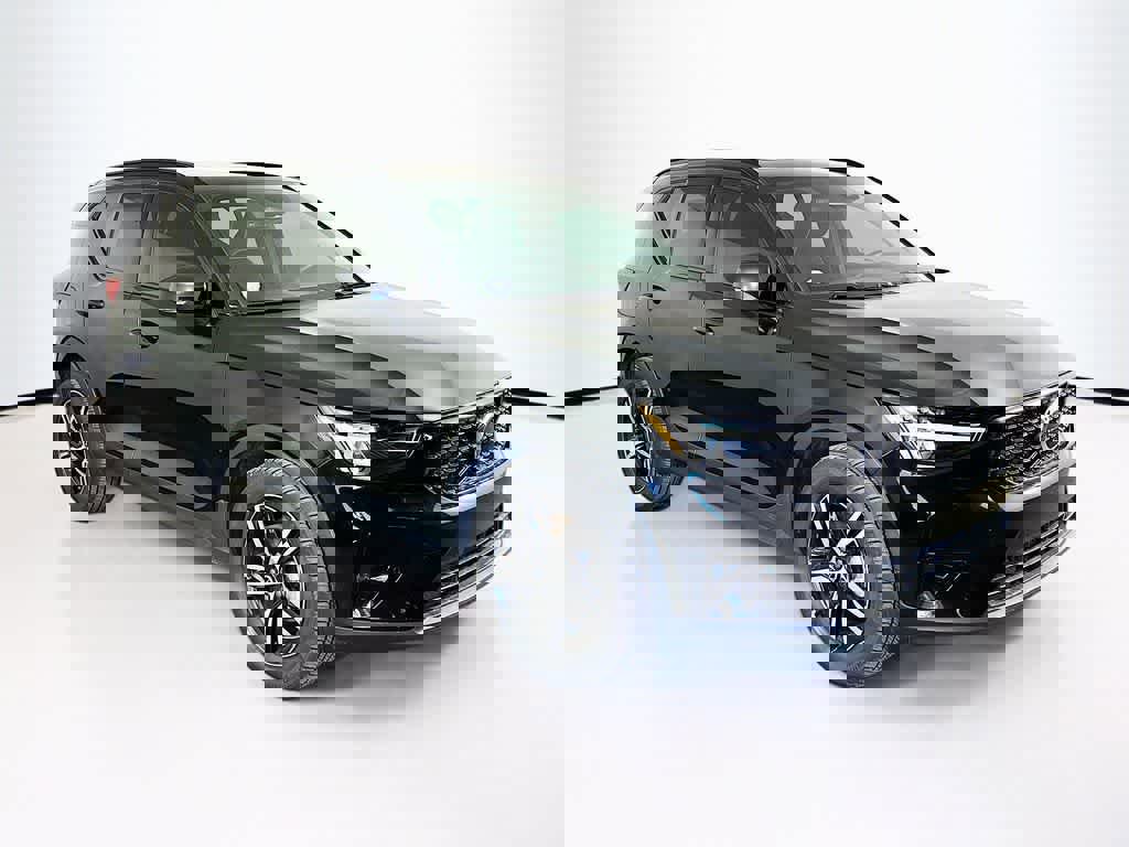 Used 2023 Volvo XC40 B5 Plus image 7