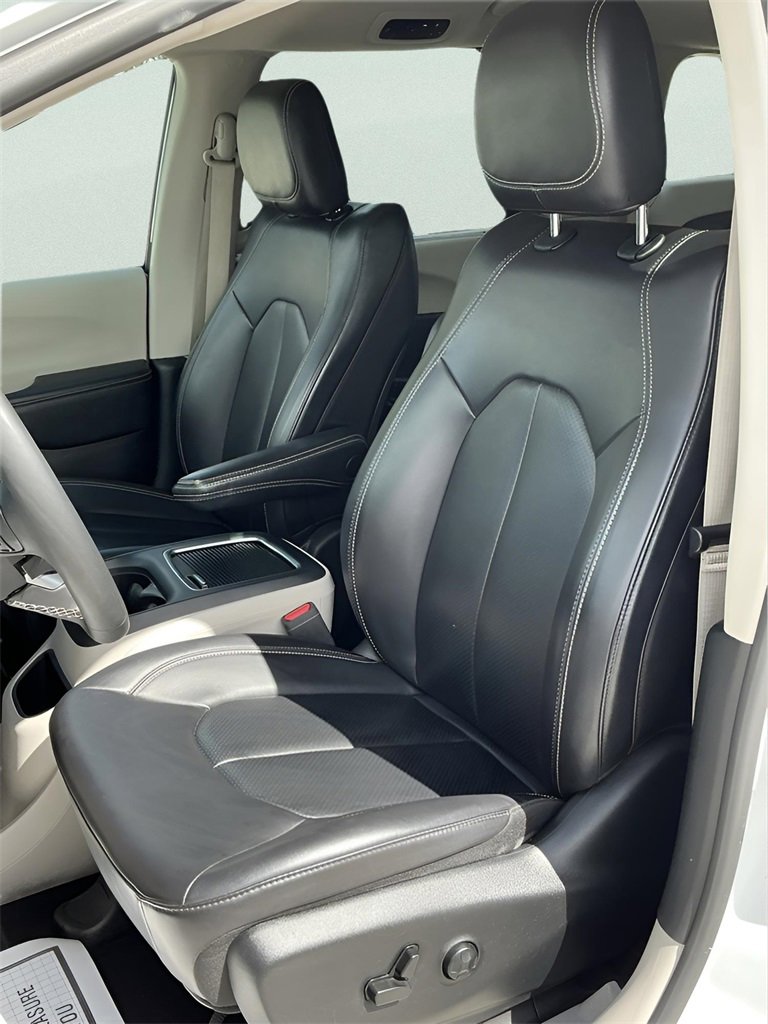 Used 2023 Chrysler Pacifica Touring-L image 25