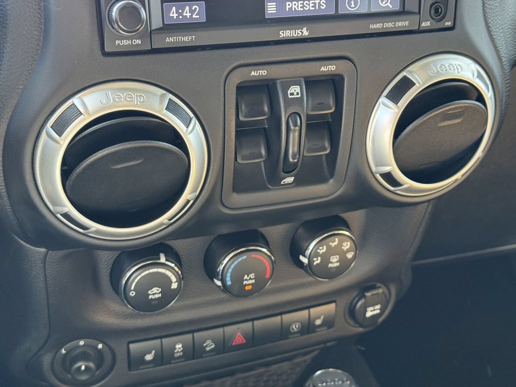 Used 2018 Jeep Wrangler Unlimited Sahara w/ Connectivity Group AWD/4WD image 16