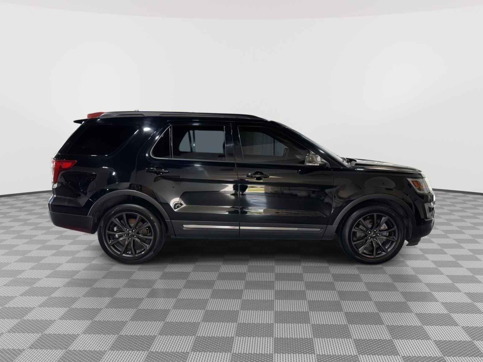 Certified 2017 Ford Explorer XLT w/ Equipment Group 202A FWD image 6