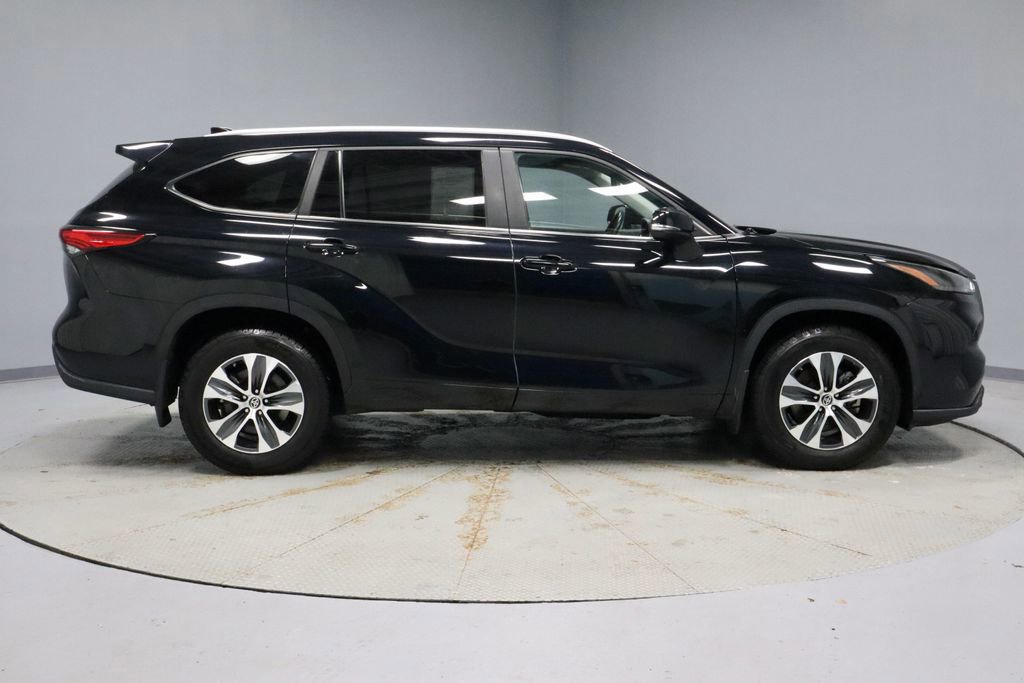 Used 2023 Toyota Highlander XLE AWD/4WD image 6