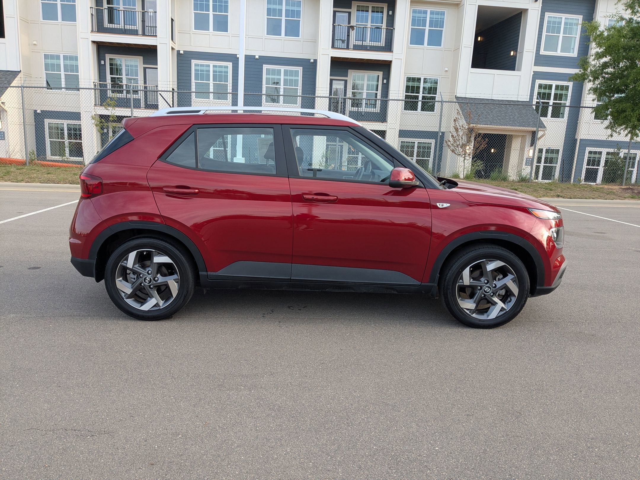 Used 2024 Hyundai Venue SEL FWD image 6