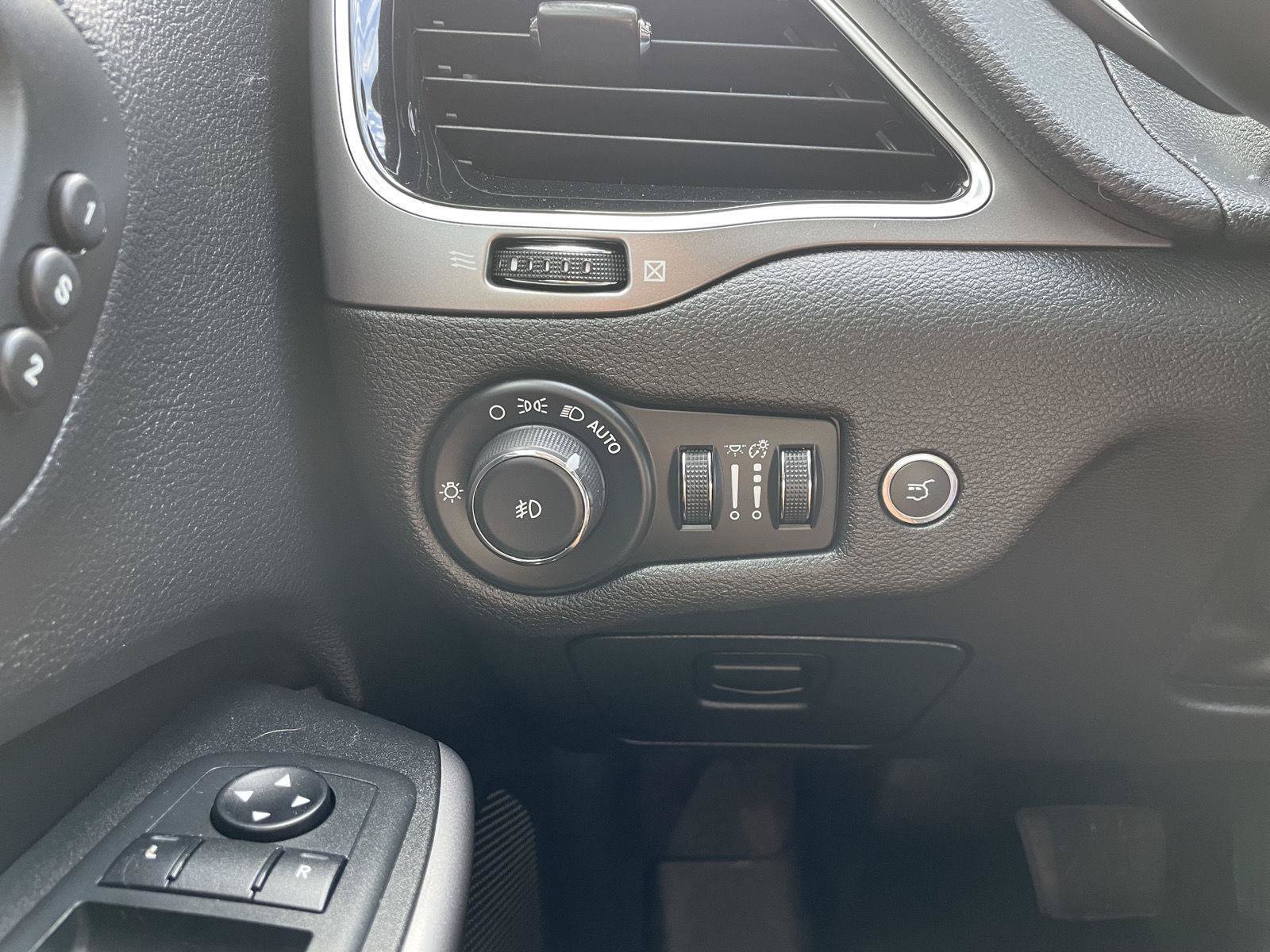 Used 2019 Jeep Cherokee Limited w/ Trailer Tow Group AWD/4WD image 16