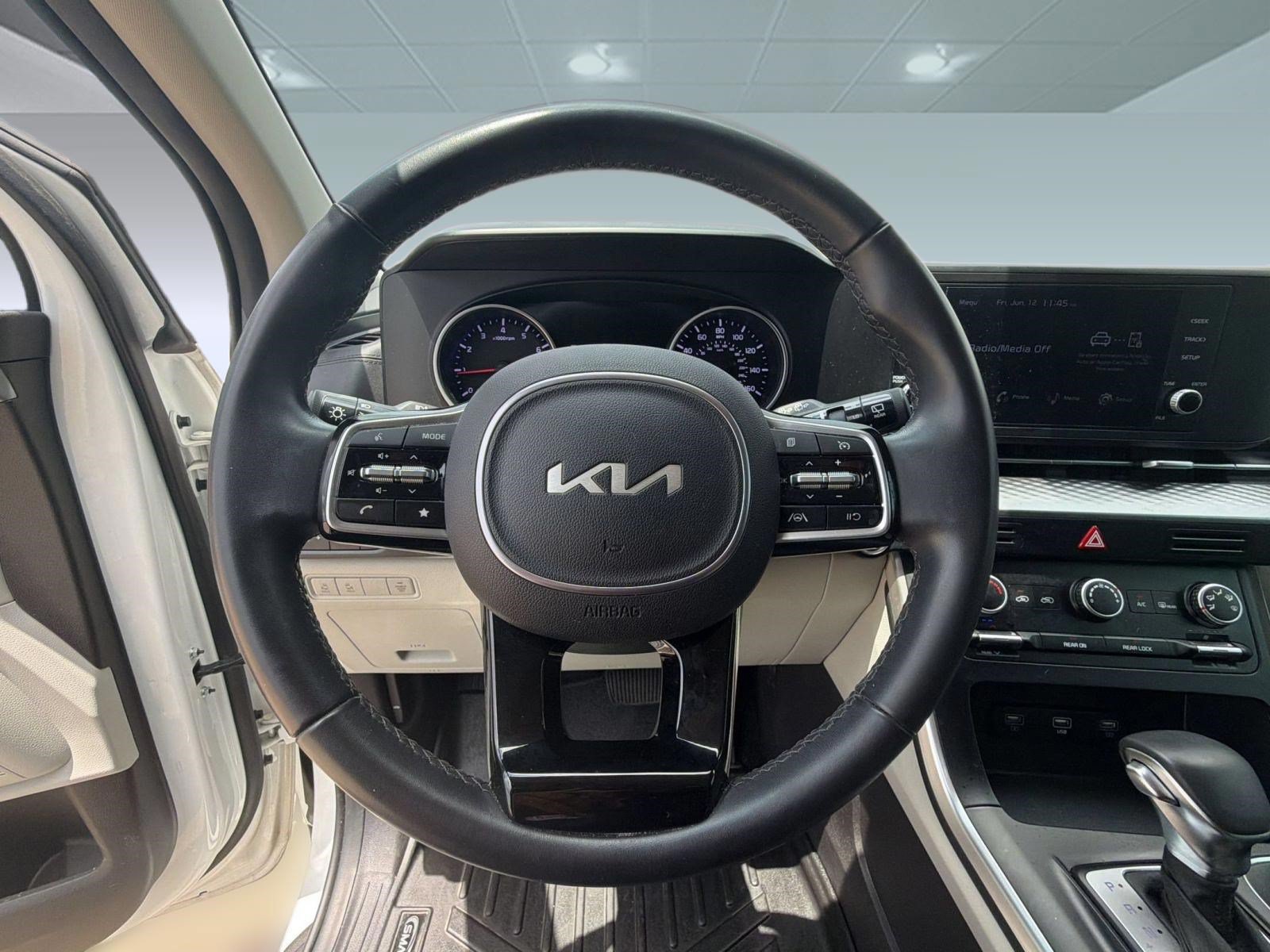 Used 2023 Kia Carnival LX FWD image 16
