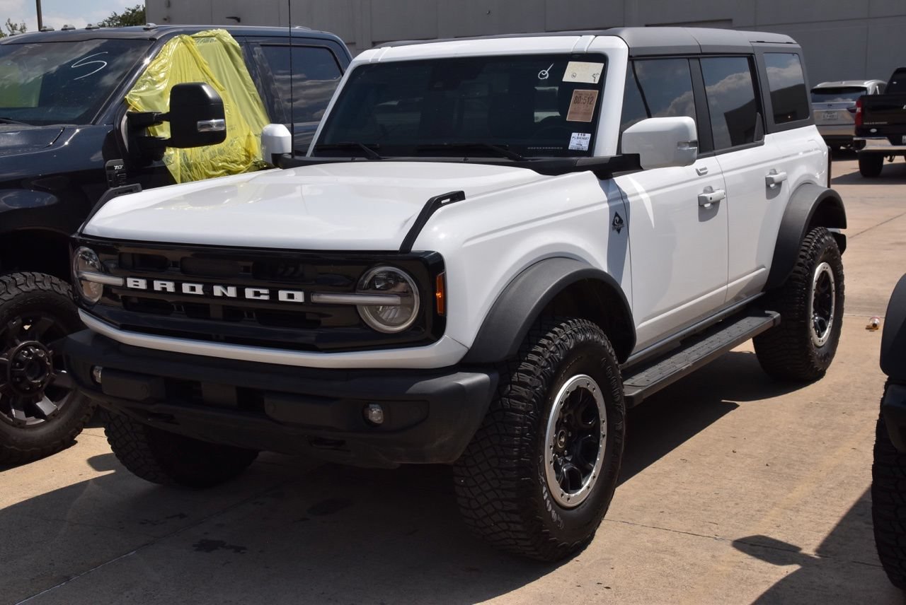 Certified 2023 Ford Bronco Outer Banks w/ Sasquatch Package AWD/4WD image 2