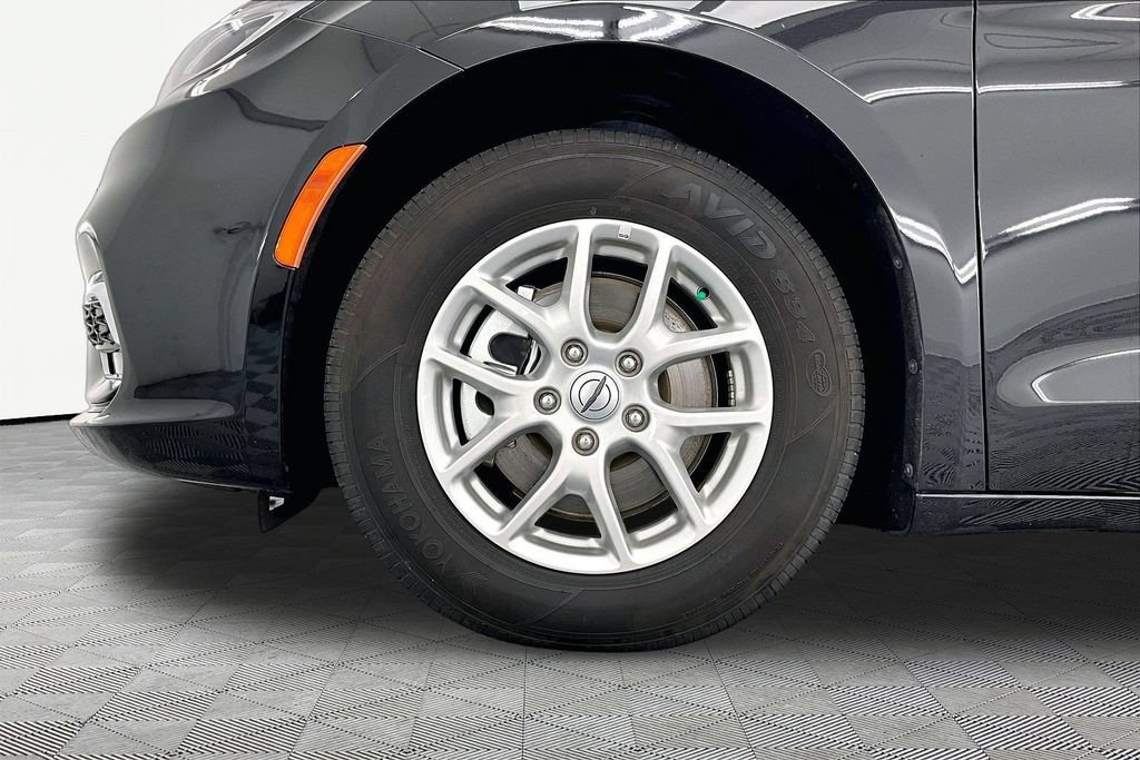Used 2025 Chrysler Pacifica Select FWD image 9