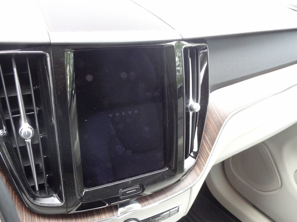 Used 2022 Volvo XC60 B5 Momentum w/ Protection Package Premier FWD image 9