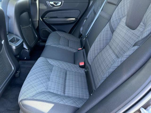 Used 2022 Volvo XC60 B5 Momentum AWD/4WD image 21