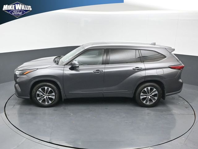 Used 2022 Toyota Highlander XLE FWD image 12