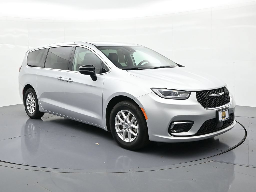 Used 2024 Chrysler Pacifica Touring-L FWD image 4