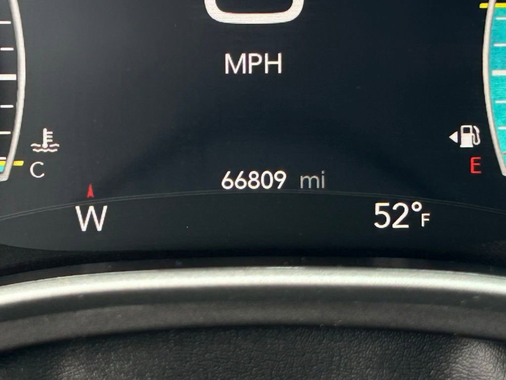 Used 2023 Chrysler Pacifica Touring-L FWD image 24
