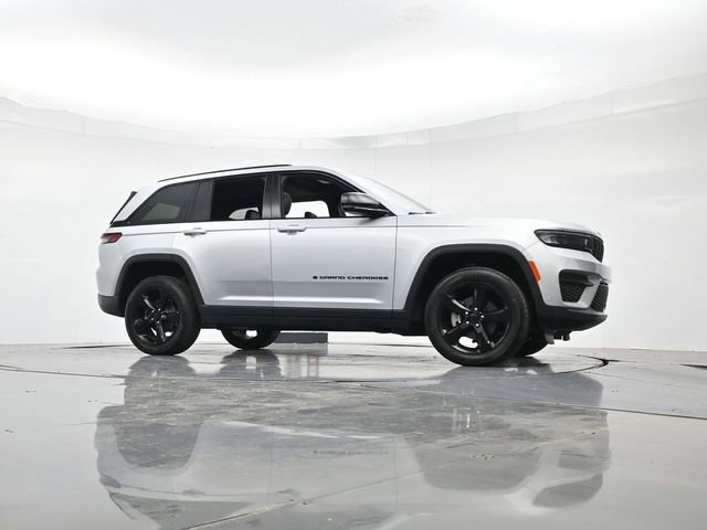 Used 2024 Jeep Grand Cherokee Altitude AWD/4WD image 32