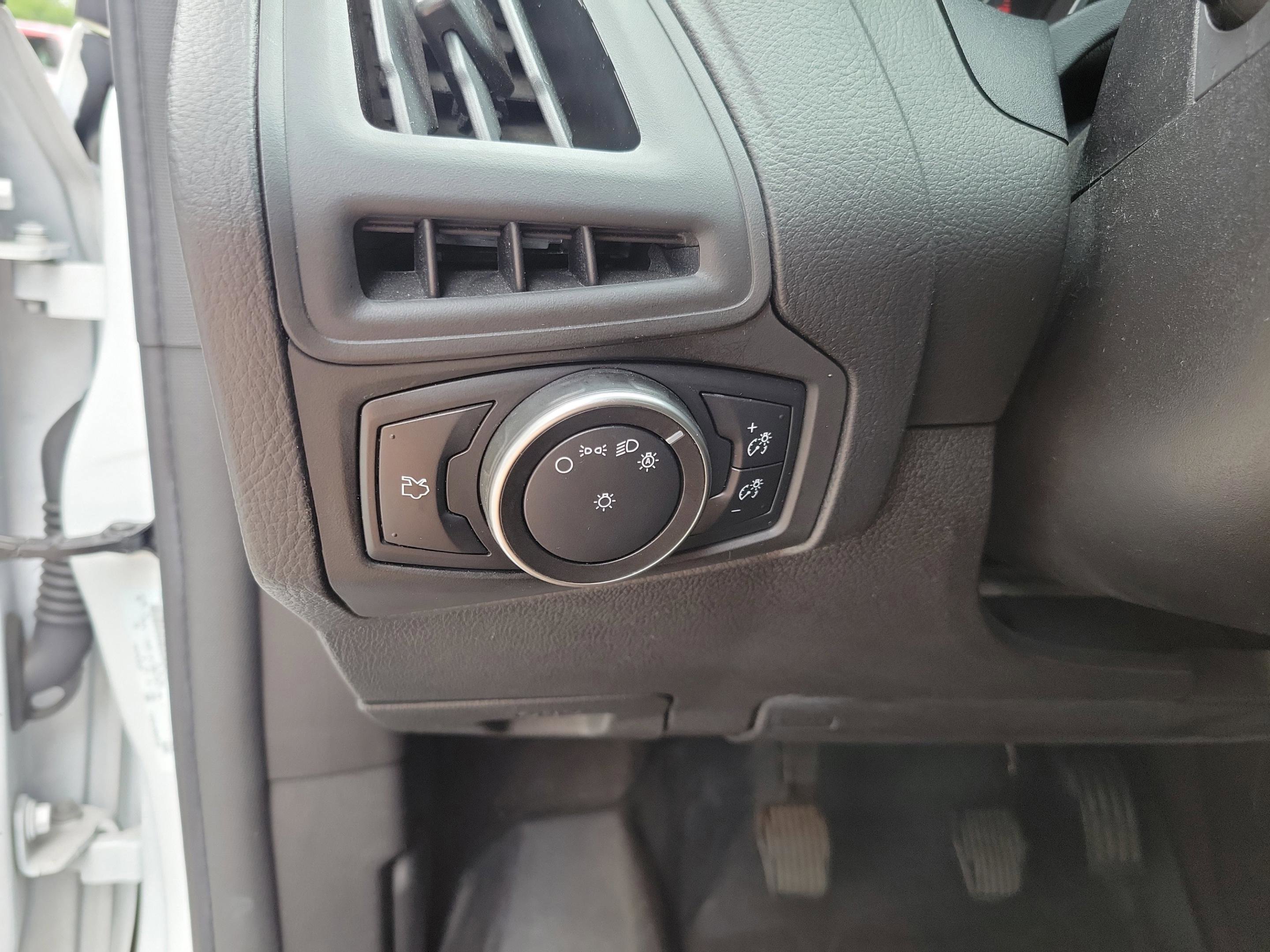 Certified 2017 Ford Focus SE FWD image 19