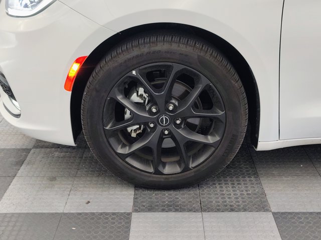 Used 2026 Chrysler Pacifica Limited w/ S Appearance Package FWD image 9