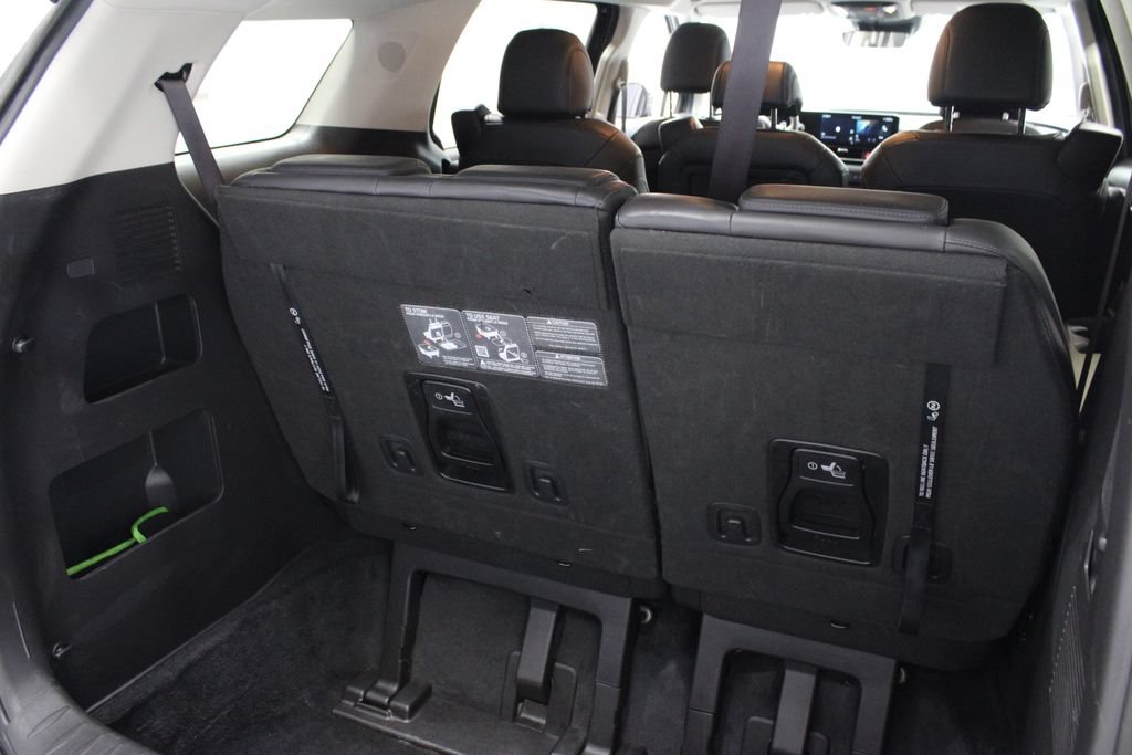 Used 2025 Kia Carnival FWD image 16