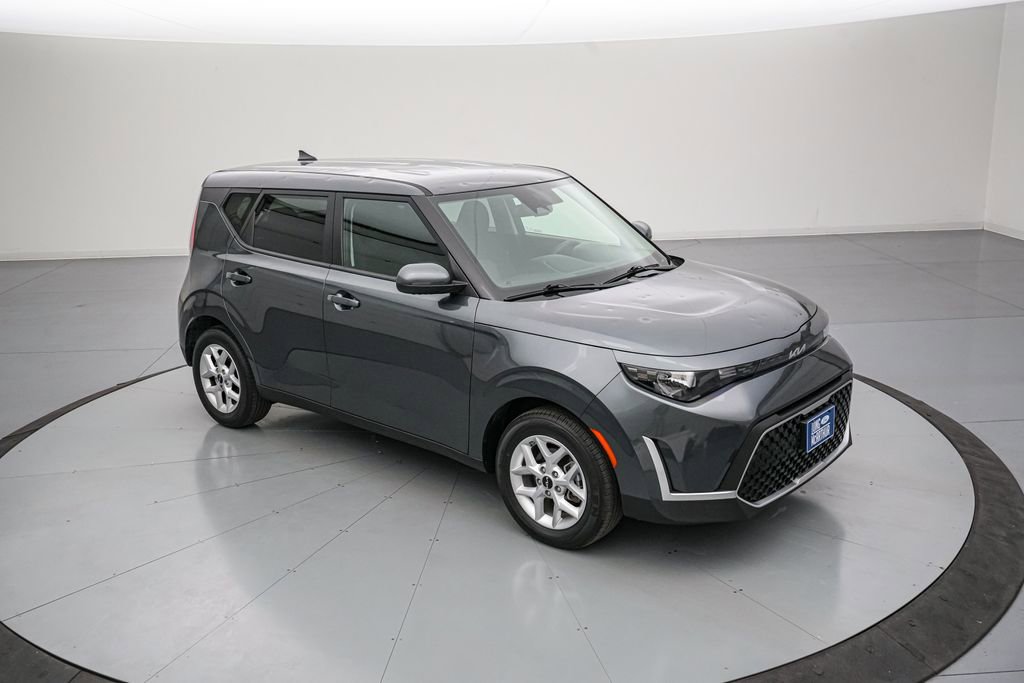 Used 2025 Kia Soul LX FWD image 3