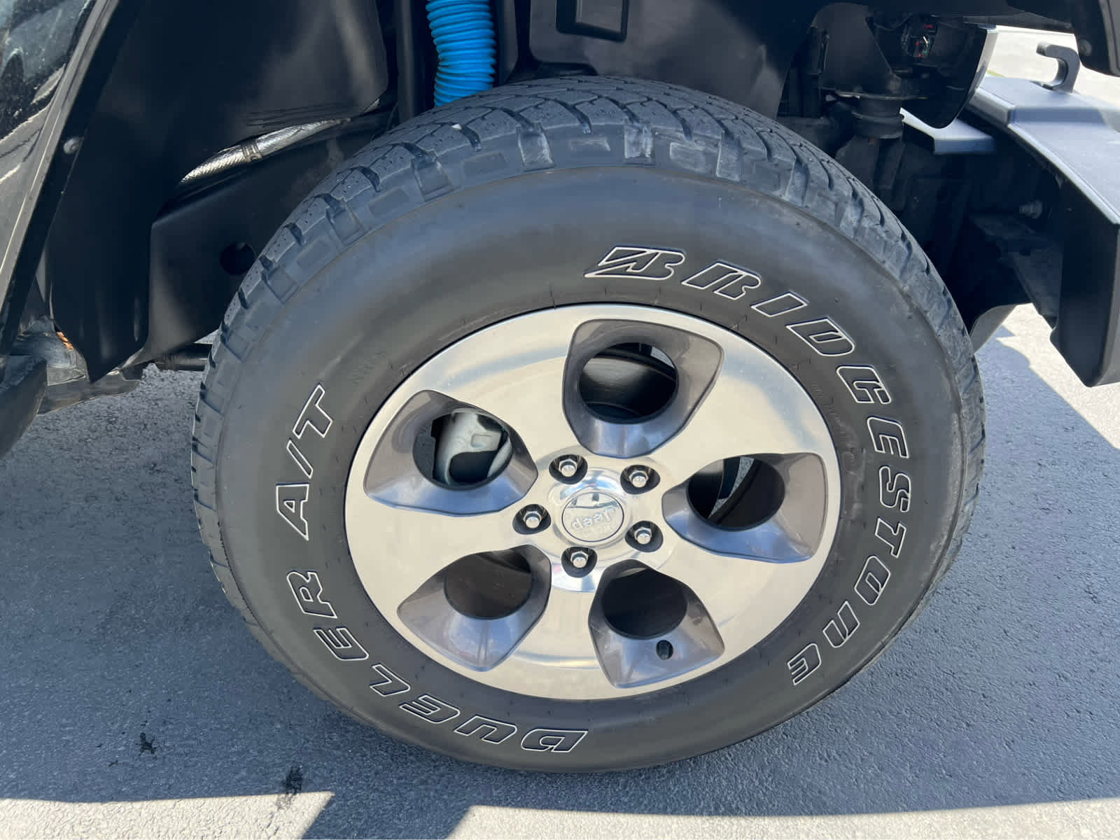 Used 2018 Jeep Wrangler Sahara w/ Connectivity Group AWD/4WD image 16