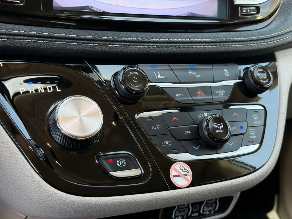 Used 2023 Chrysler Pacifica Touring-L FWD image 11