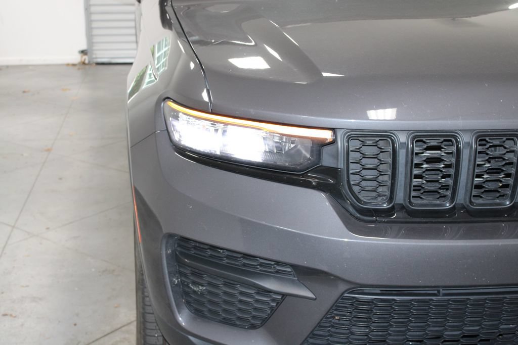 Used 2022 Jeep Grand Cherokee Altitude RWD image 13
