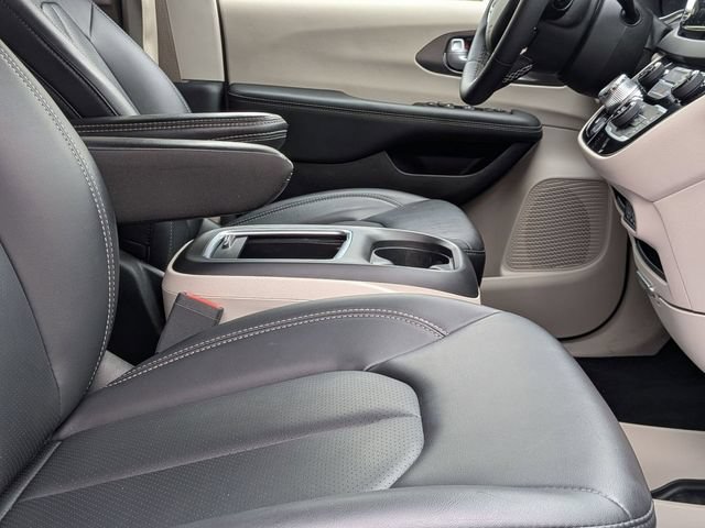 Used 2024 Chrysler Pacifica Touring-L FWD image 30