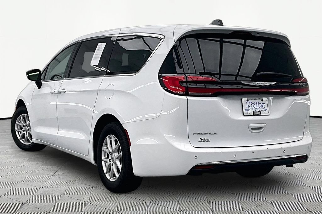 Used 2024 Chrysler Pacifica Touring-L FWD image 13