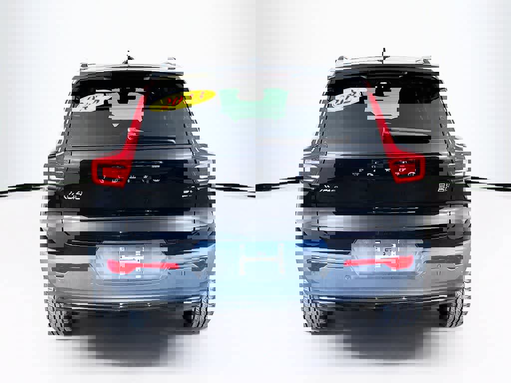 Used 2023 Volvo XC40 B5 Plus image 5