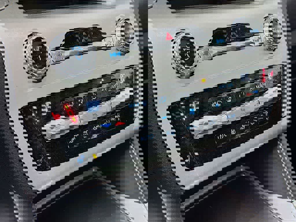 Certified 2020 Ford Explorer XLT w/ Equipment Group 202A image 21