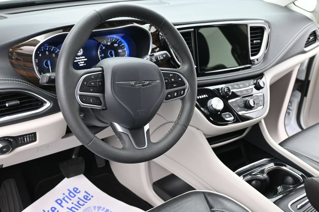 Used 2024 Chrysler Pacifica Limited FWD image 17