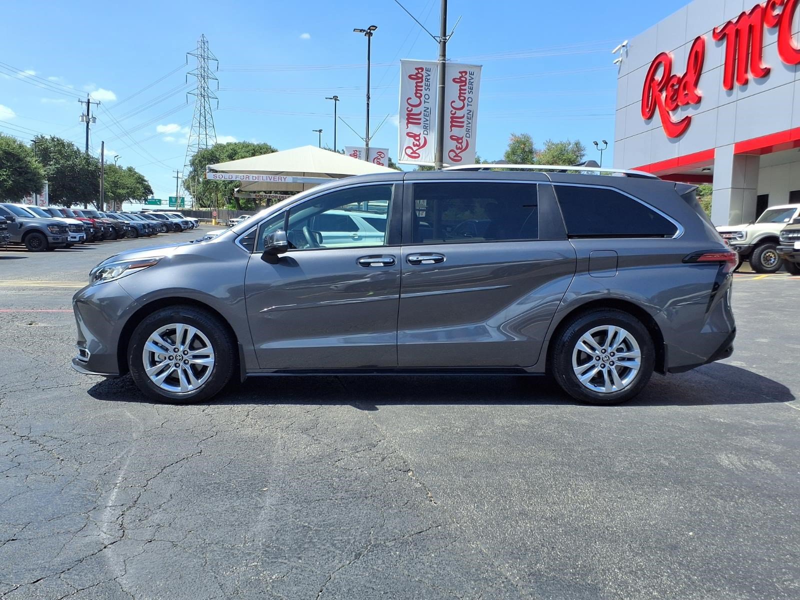 Used 2025 Toyota Sienna Limited AWD/4WD image 9