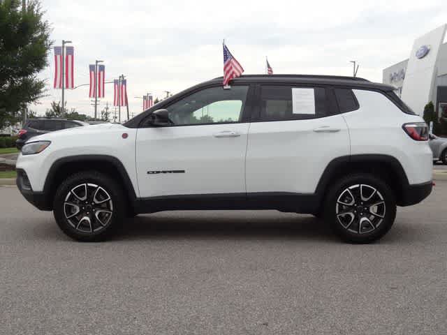 Used 2025 Jeep Compass Trailhawk AWD/4WD image 2