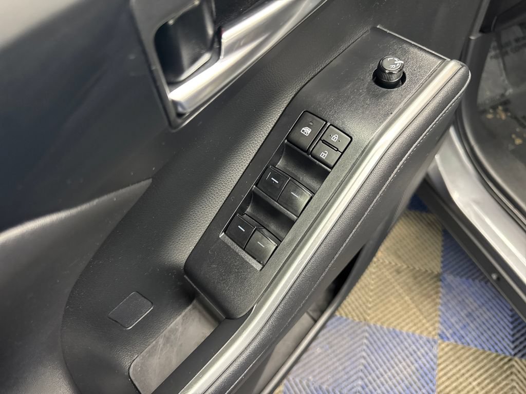 Used 2023 Toyota Highlander XLE AWD/4WD image 11
