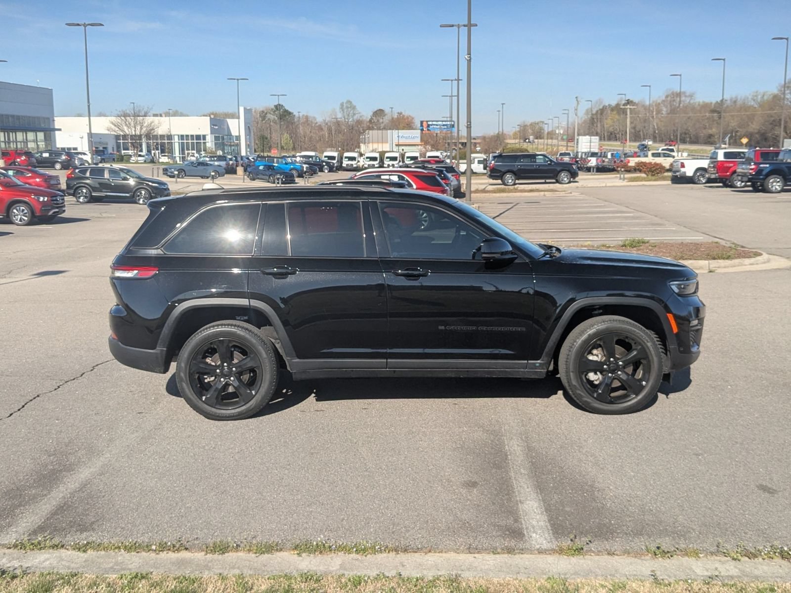 Used 2023 Jeep Grand Cherokee Limited w/ Luxury Tech Group II AWD/4WD image 2