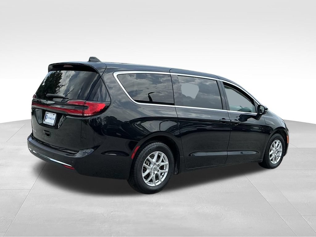 Used 2023 Chrysler Pacifica Touring-L FWD image 13