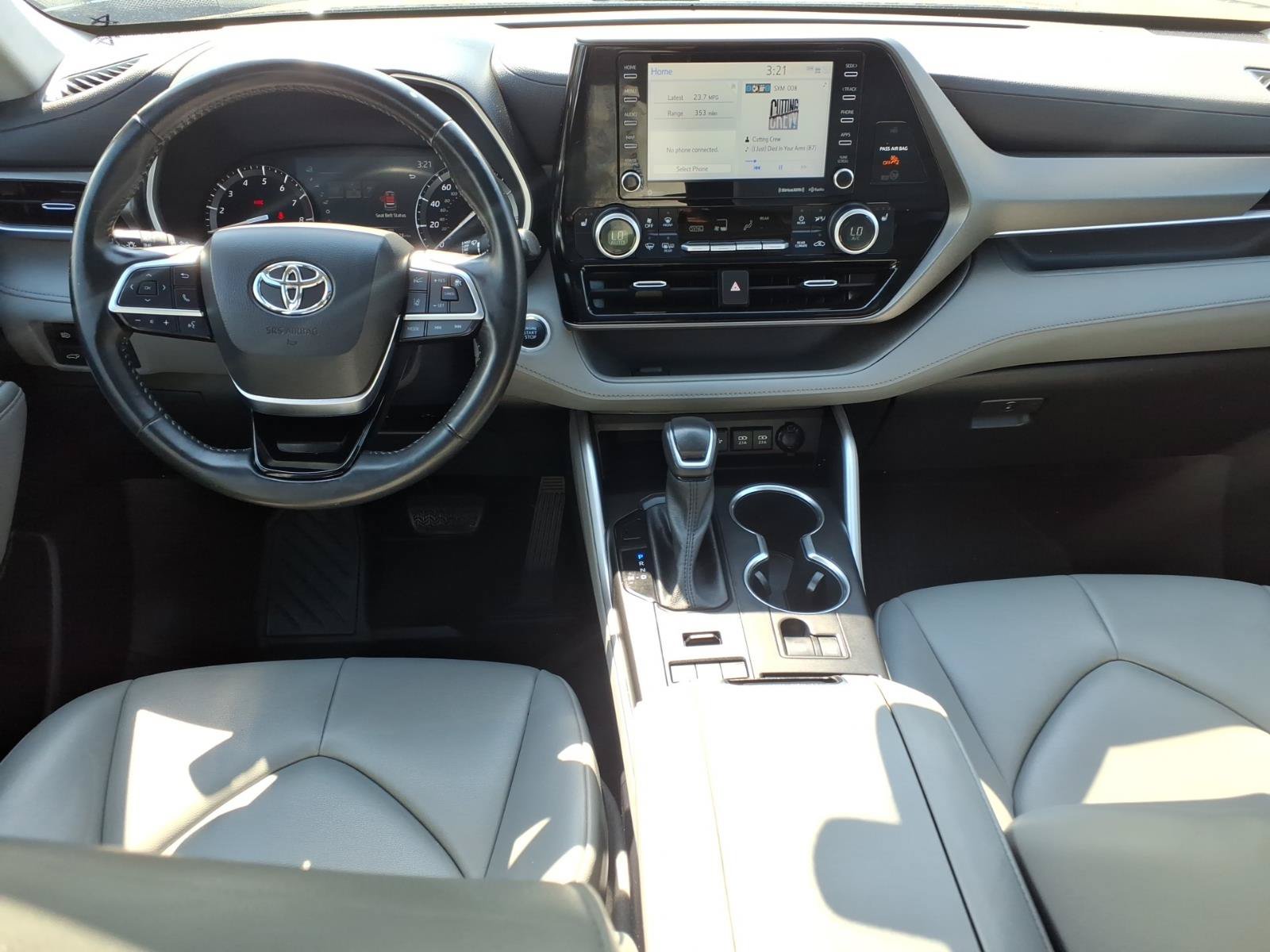 Used 2021 Toyota Highlander XLE AWD/4WD image 12