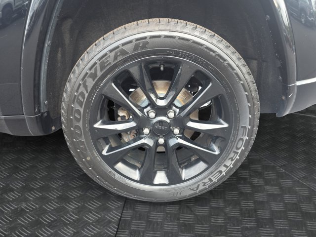 Used 2019 Jeep Grand Cherokee Altitude AWD/4WD image 14