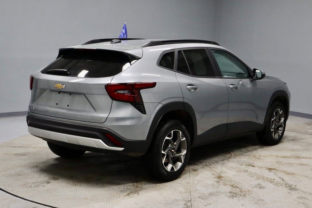 Used 2025 Chevrolet Trax LT w/ Driver Confidence Package image 12