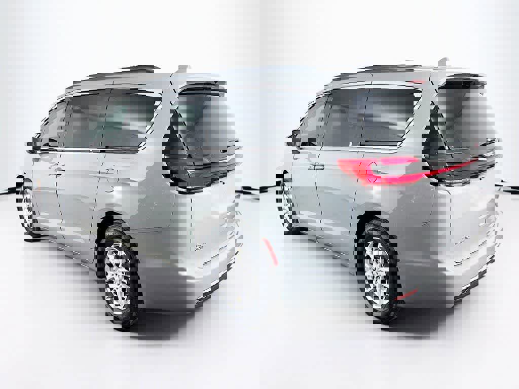 Used 2022 Chrysler Pacifica Touring-L image 3