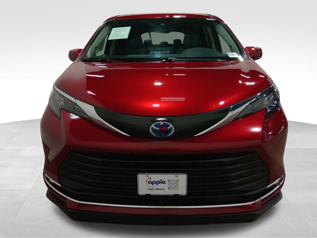 Used 2024 Toyota Sienna XLE w/ XLE Plus Package image 10