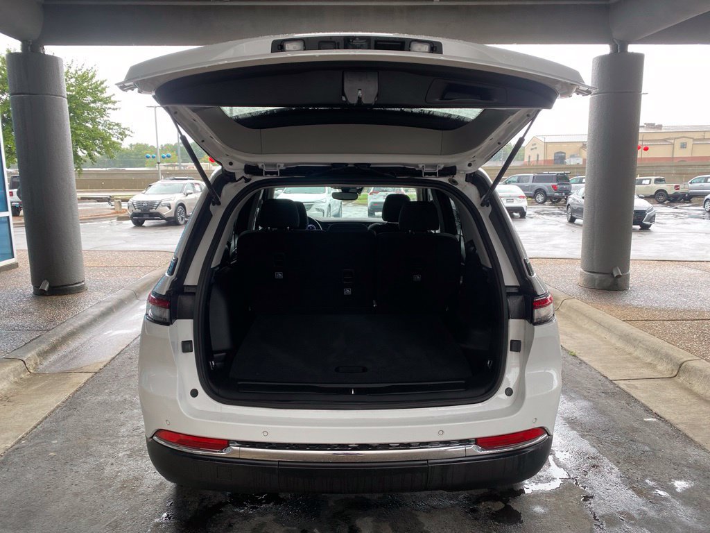 Used 2023 Jeep Grand Cherokee Laredo RWD image 9