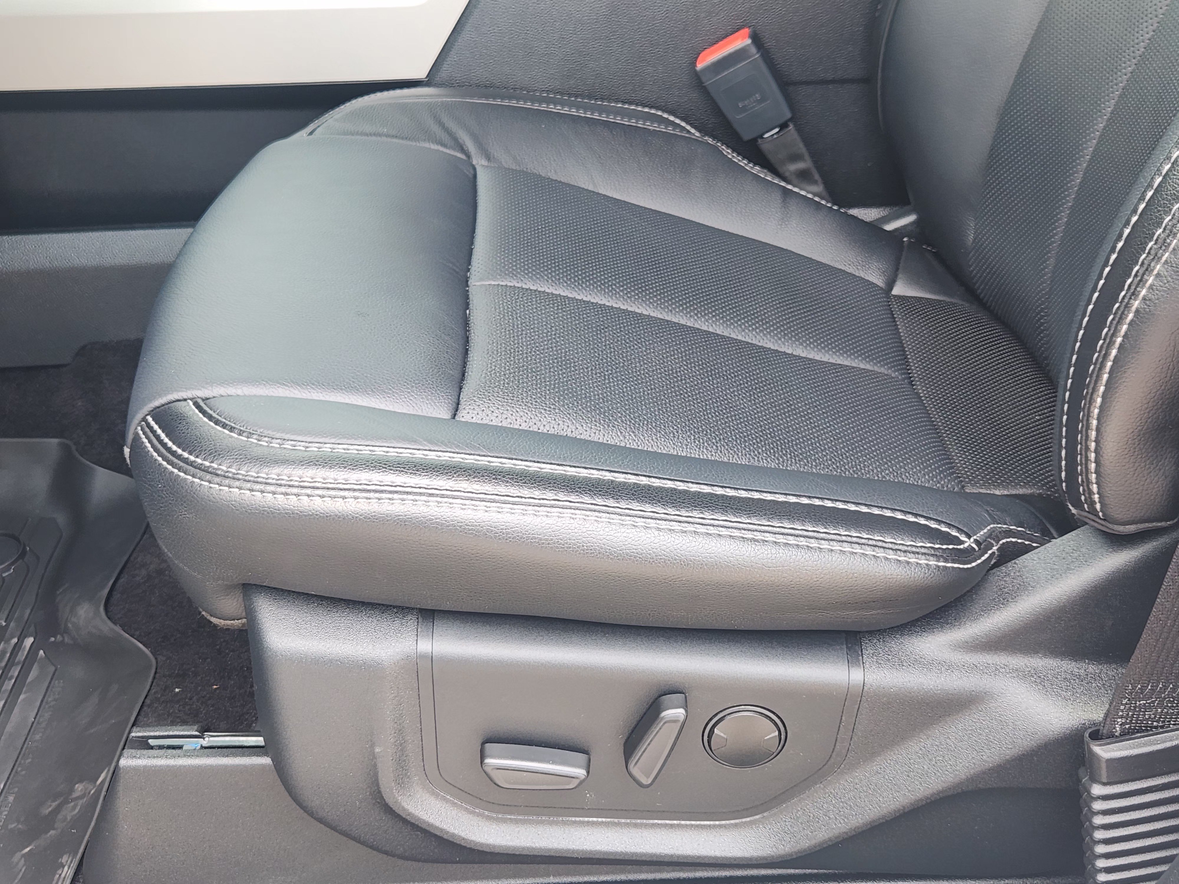 Certified 2019 Ford F150 Lariat w/ Equipment Group 502A Luxury AWD/4WD image 25