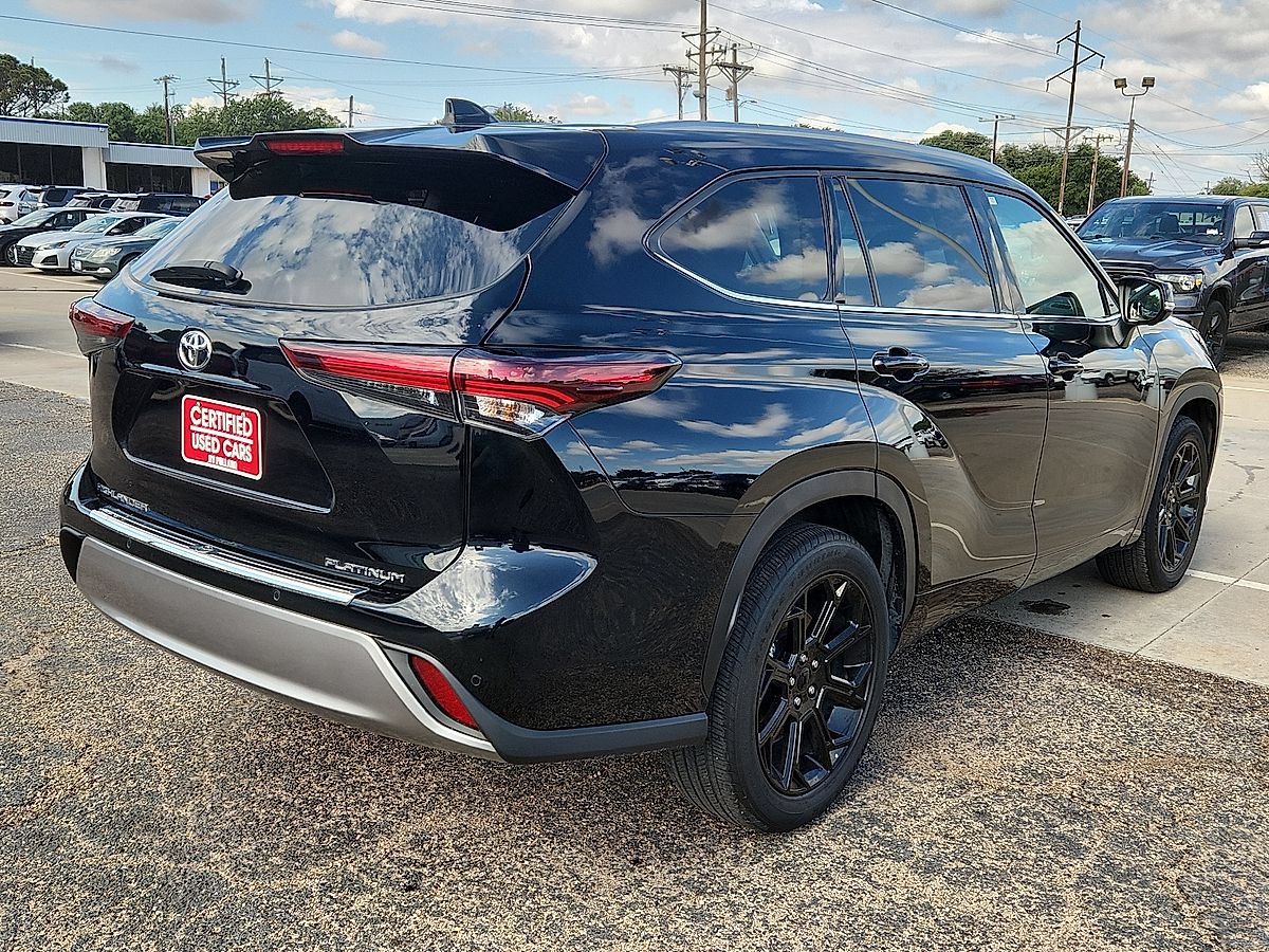 Used 2024 Toyota Highlander Platinum FWD image 3