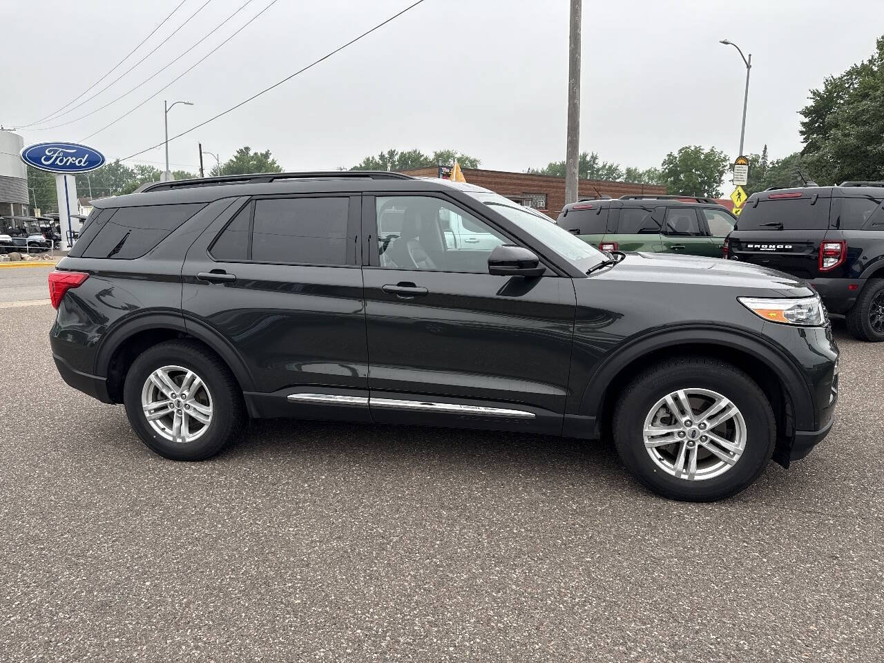 Certified 2023 Ford Explorer XLT w/ Equipment Group 202A AWD/4WD image 4