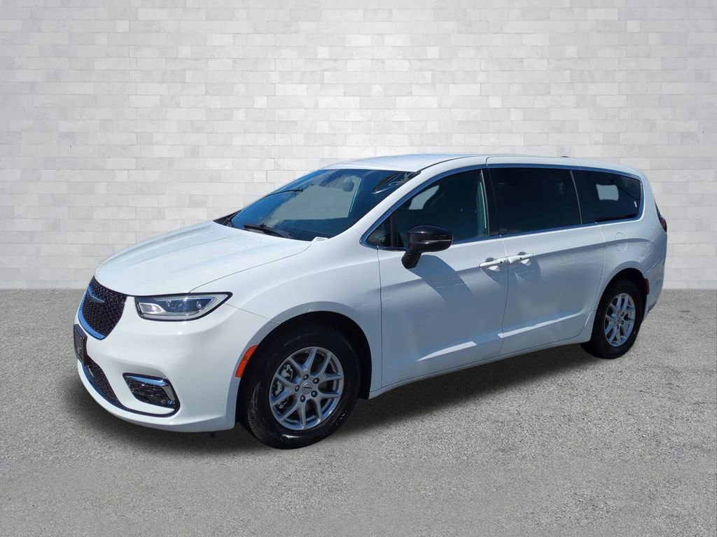 Used 2025 Chrysler Pacifica Select FWD image 10