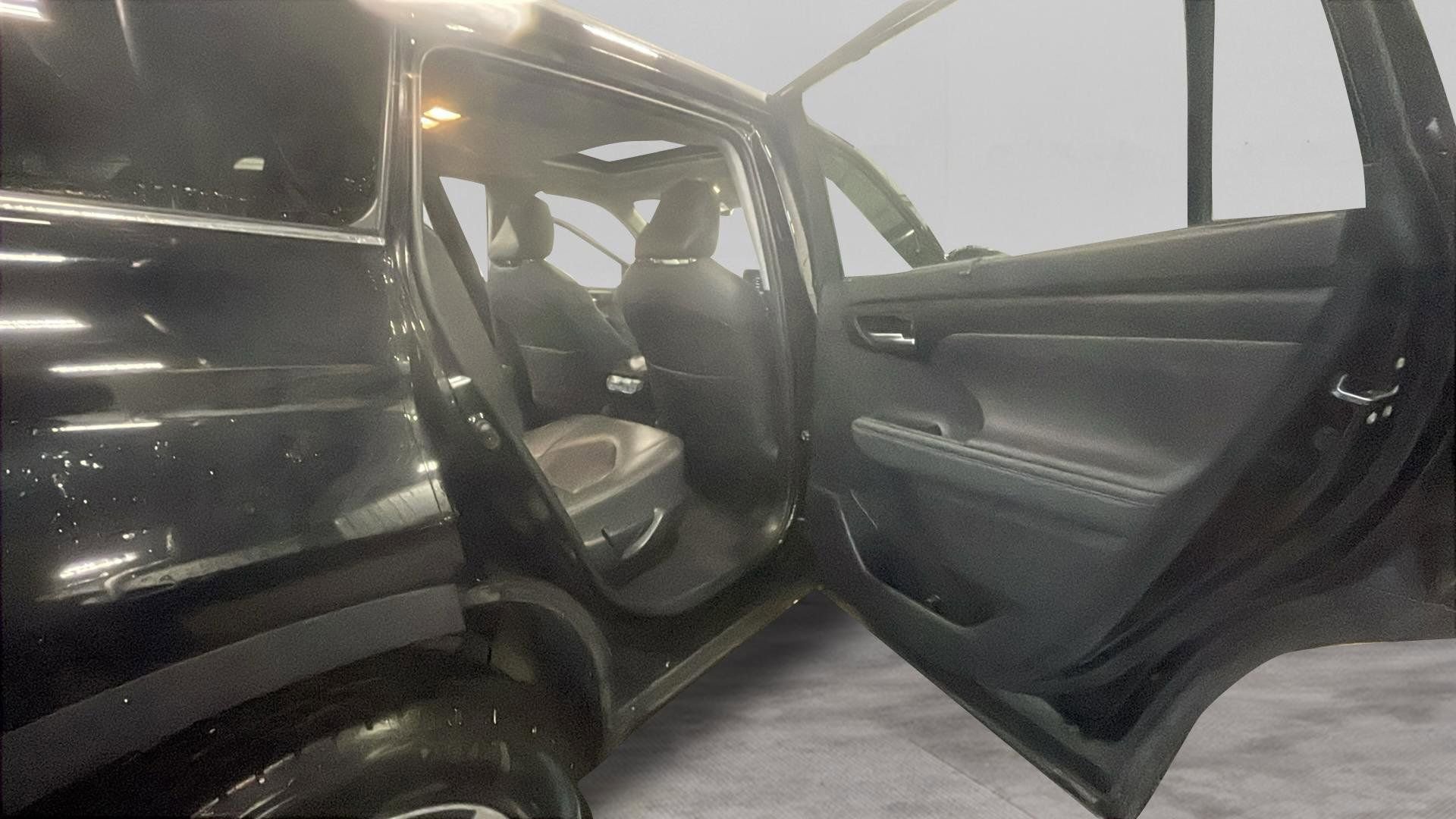 Used 2023 Toyota Highlander L image 18