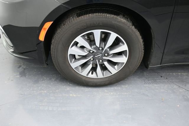 Used 2025 Chrysler Pacifica Select FWD image 9